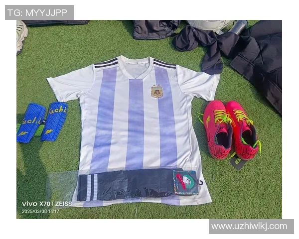 从绿茵场上的少年到世界之巅：盘点足球巨星的成长轨迹与年轻时光