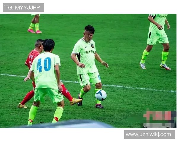 足球球星用脚踢人是否构成犯规及其判罚标准解析